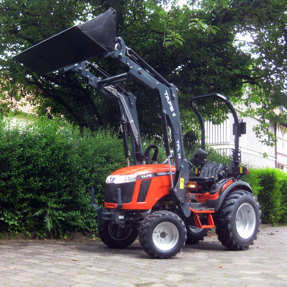 TAFE Traktor mit Frontlader