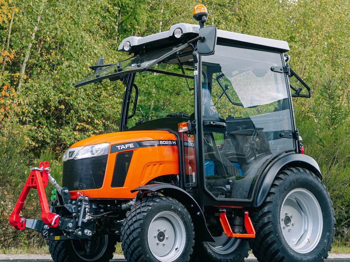 TAFE 6028H mit Kabine und Aigner Frontkraftheber
